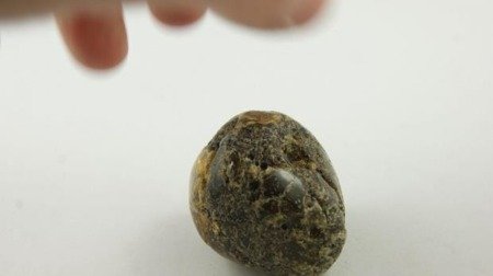 bursztyn bałtycki okrągły kamień mozaika ciemny 22,7 g
